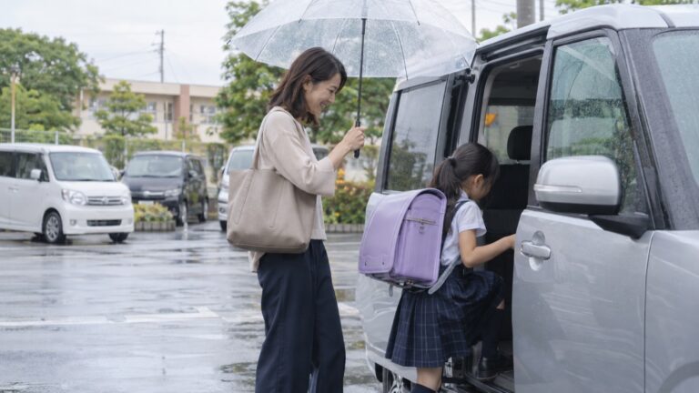 雨の日の送迎を楽にしたいを確認する車選びのイメージ